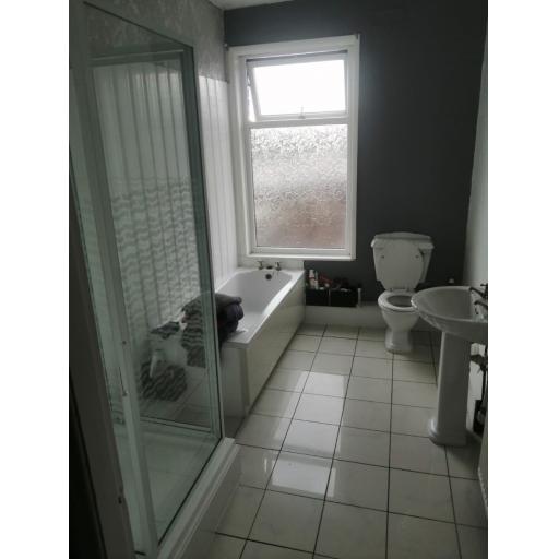 5 Lindern Terrace Bathroom.jpg